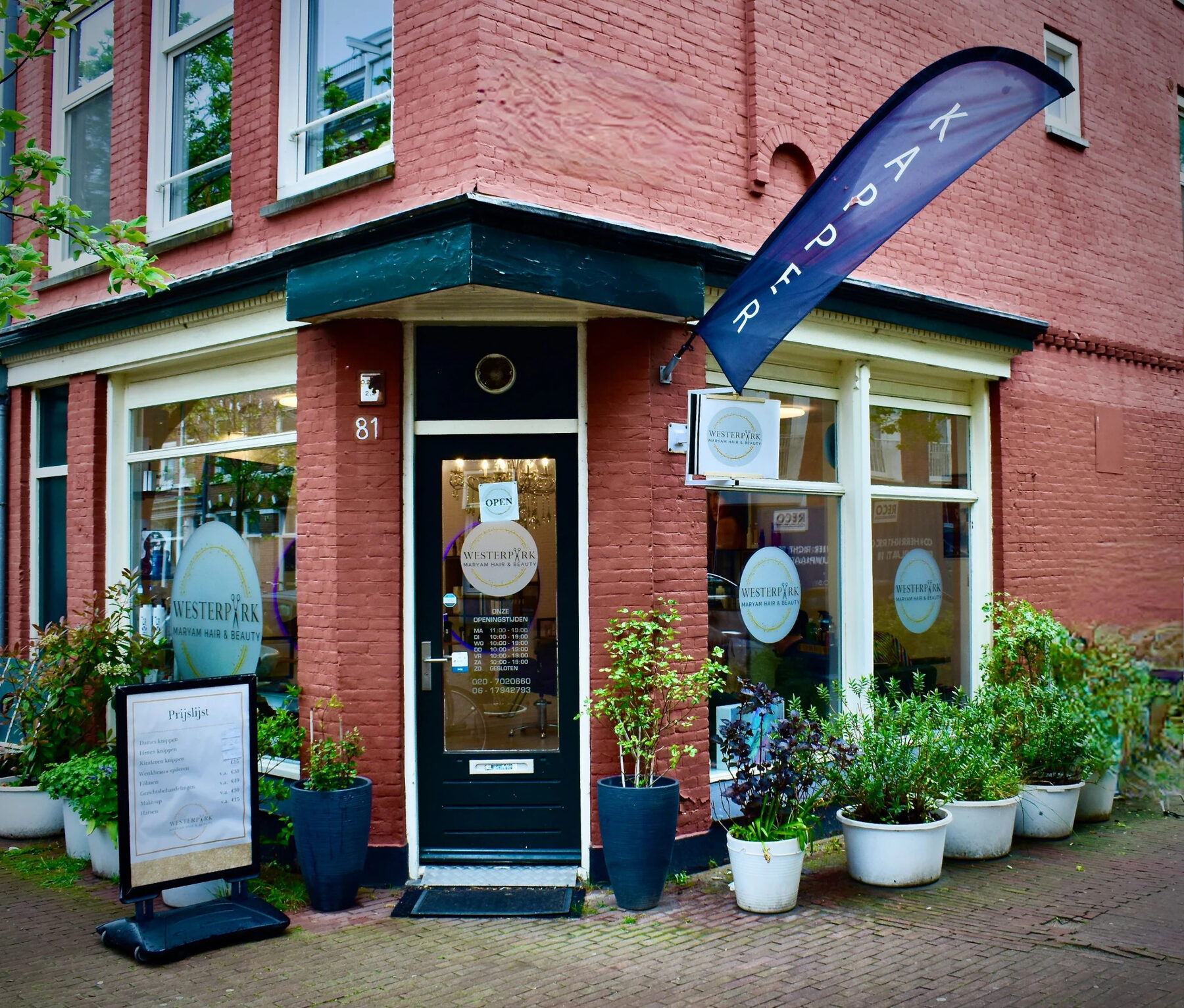 De gevel van Salon Westerpark aan de Fannius Scholtenstraat