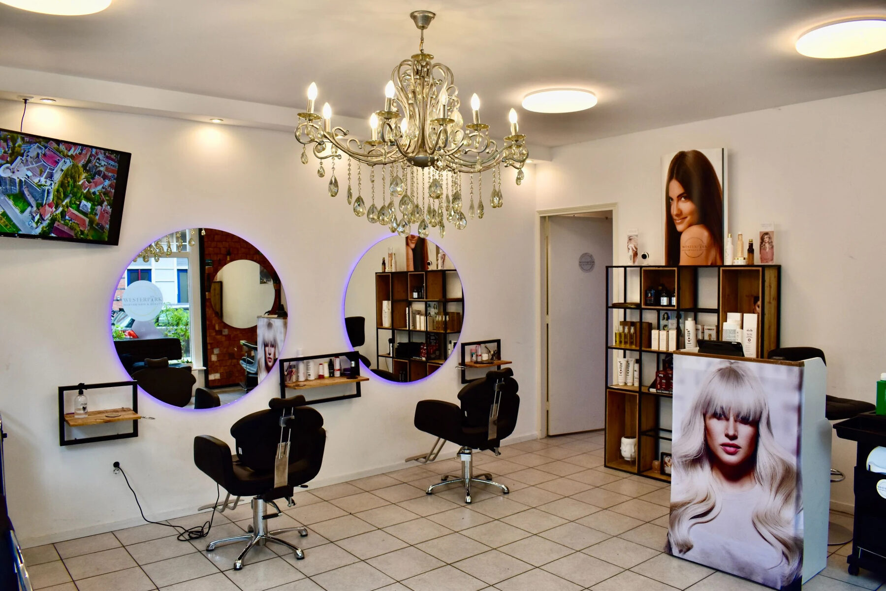 Het interieur van Salon Westerpark met kroonluchter